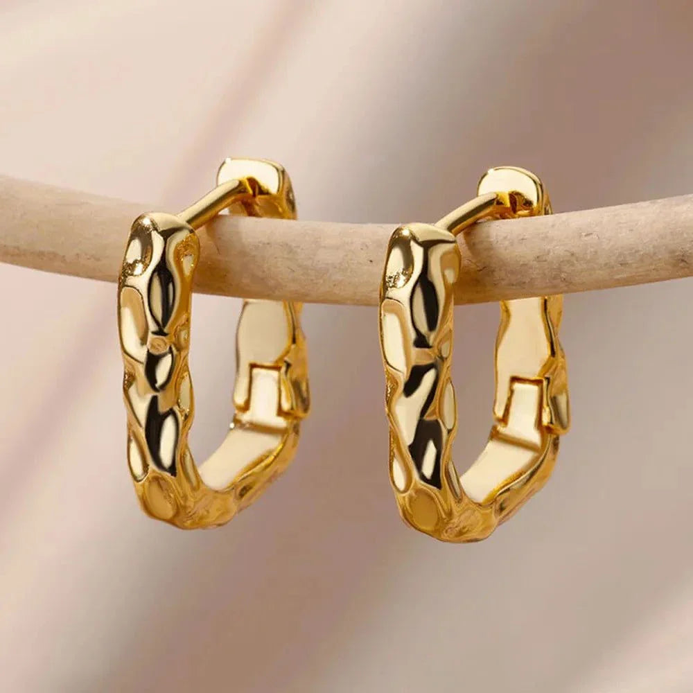 Shop All I WantU-Shaped Square Hoop Earrings 🔲💫 #AestheticJewelryIntroducing our U-Shaped Square Hoop Earrings – a bold and modern addition to your jewelry collection that seamlessly blends the classic hoop design with a contemporSHOP ALL I WANTShop All I WantSquare Shaped Earrings