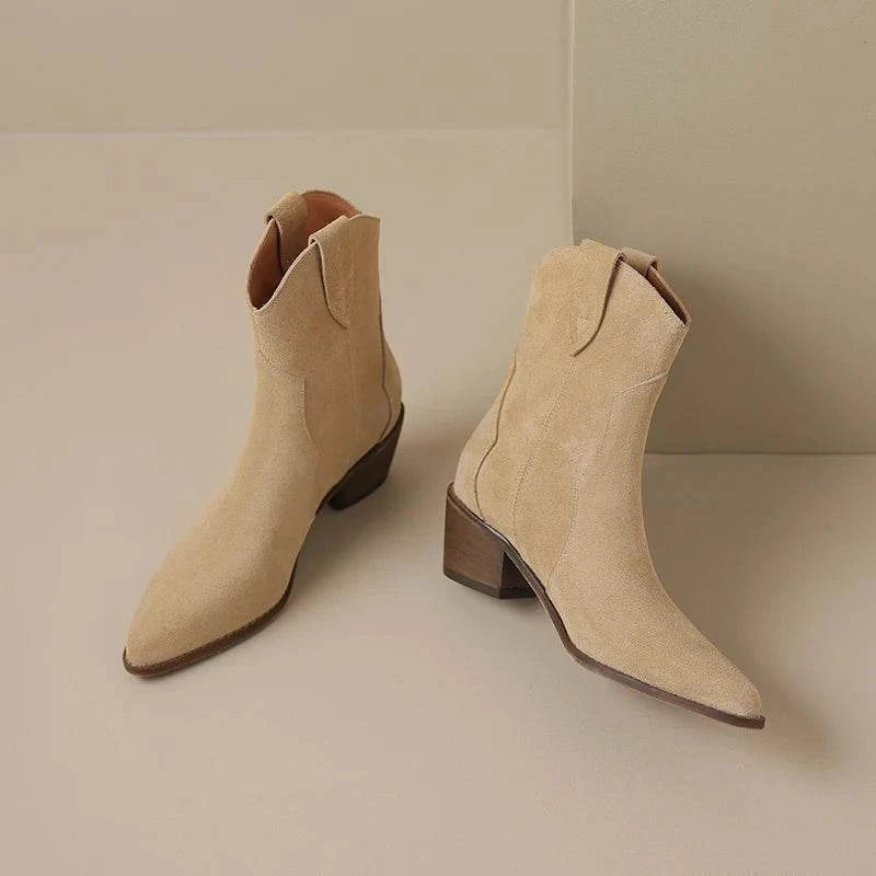 Classic Chelsea Boots -NYC Chic 🗽Step into NYC style with these classic Chelsea boots! Perfect for adding a touch of urban chic to any outfit. 🖤👢SHOP ALL I WANTShop All I WantClassic Chelsea Boots