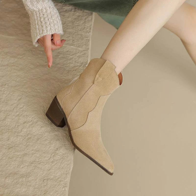 Classic Chelsea Boots -NYC Chic 🗽Step into NYC style with these classic Chelsea boots! Perfect for adding a touch of urban chic to any outfit. 🖤👢SHOP ALL I WANTShop All I WantClassic Chelsea Boots