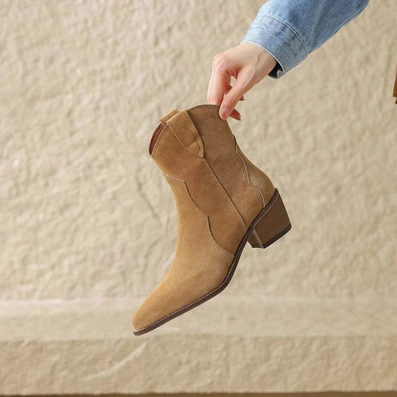 Classic Chelsea Boots -NYC Chic 🗽Classic Chelsea Boots -NYC Chic 🗽Step into NYC style with these classic Chelsea boots! Perfect for adding a touch of urban chic to any outfit. 🖤👢Shop All I Want